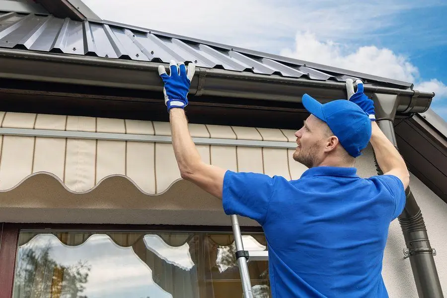 Using safe work practices around a residential roof edge